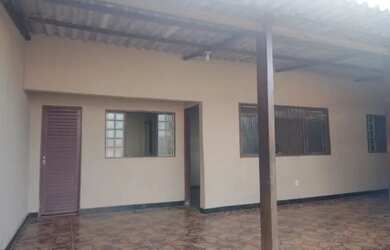 Imagem: A casa possui 3 Dormitórios, 2 Banheiros, 1 Vaga na garagem