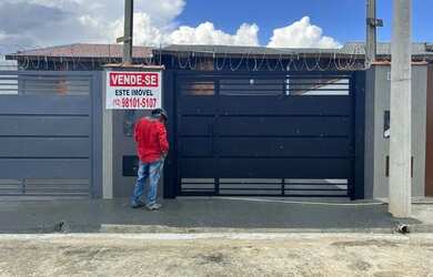 Imagem: A casa possui 2 Dormitórios, 2 Banheiros, 2 Vagas na garagem