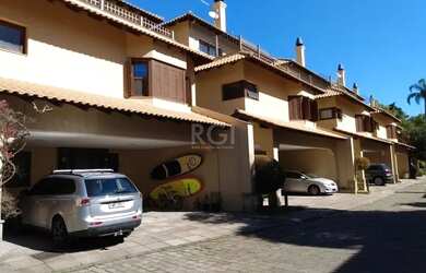 Imagem: A casa em condomínio possui 4 Dormitórios, 4 Banheiros, 3