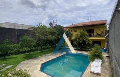 Imagem: A casa possui 4 Dormitórios, 4 Banheiros, 5 Vagas na garagem