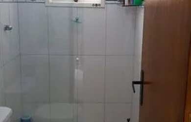 Imagem: A casa possui 2 Dormitórios, 2 Banheiros, 2 Vagas na garagem