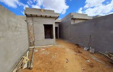 Imagem: A casa possui 2 Dormitórios, 1 Banheiro, 2 Vagas na garagem