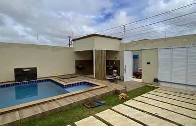 Imagem: A casa possui 3 Dormitórios, 2 Banheiros, 3 Vagas na garagem