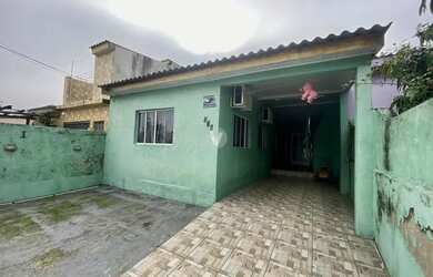 Imagem: A casa possui 2 Dormitórios, 1 Banheiro, 2 Vagas na garagem