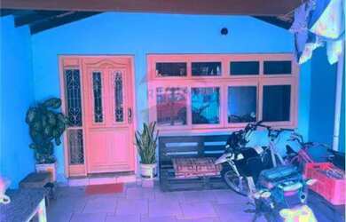 Imagem: A casa possui 2 Dormitórios, 1 Banheiro, 1 Vaga na garagem