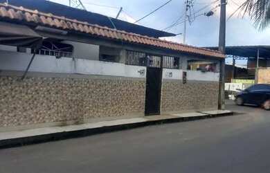 Imagem: A casa possui 2 Dormitórios, 2 Banheiros, 2 Vagas na garagem