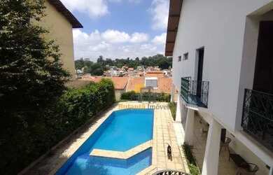 Imagem: A casa possui 4 Dormitórios, 5 Banheiros, 3 Vagas na garagem