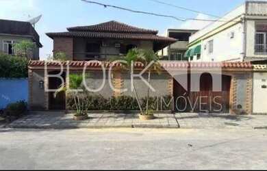 Imagem: A casa possui 5 Dormitórios, 5 Banheiros, 4 Vagas na garagem