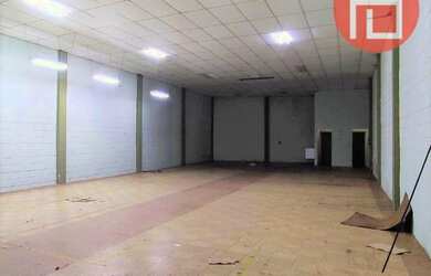 Imagem: O depósito possui 3 Vagas na garagem e 320m² de Área e está