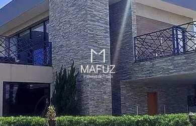 Imagem: A casa possui 4 Dormitórios, 3 Banheiros, 4 Vagas na garagem