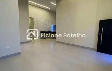 Imagem: A casa possui 3 Dormitórios, 2 Banheiros, 5 Vagas na garagem