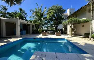 Imagem: A casa possui 4 Dormitórios, 5 Banheiros, 5 Vagas na garagem