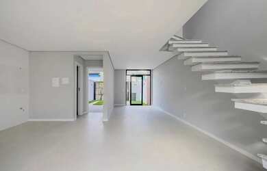 Imagem: A casa possui 3 Dormitórios, 1 Banheiro, 1 Vaga na garagem