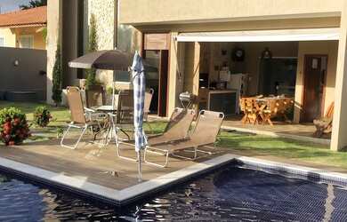 Imagem: A casa possui 3 Dormitórios, Acomodam 8 pessoas, 2 Vagas na