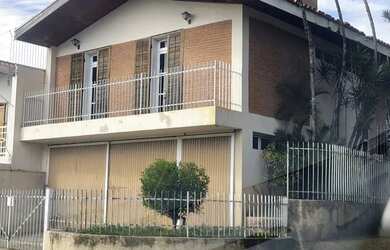 Imagem: A casa possui 4 Dormitórios, 4 Banheiros, 5 Vagas na garagem