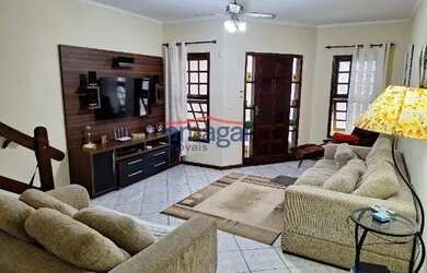 Imagem: A casa possui 3 Dormitórios, 2 Banheiros, 3 Vagas na garagem