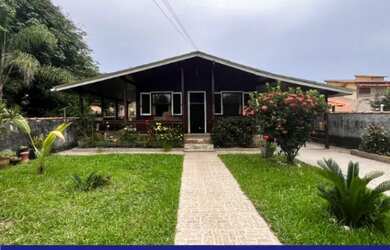 Imagem: A casa possui 3 Dormitórios, 3 Banheiros, 2 Vagas na garagem