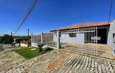 Imagem: A casa possui 3 Dormitórios, 3 Banheiros, 3 Vagas na garagem