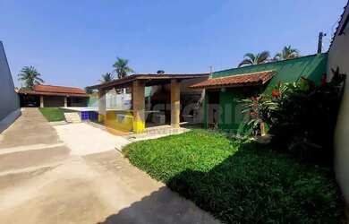 Imagem: A casa possui 2 Dormitórios, 3 Banheiros, 5 Vagas na garagem