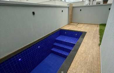 Imagem: A casa em condomínio possui 4 Dormitórios, 4 Banheiros, 2