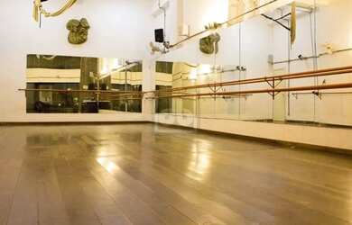 Imagem: O depósito possui 4 Vagas na garagem e 93m² de Área e está