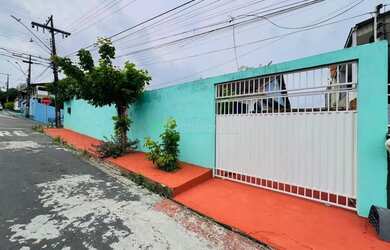 Imagem: A casa possui 4 Dormitórios, 2 Banheiros, 1 Vaga na garagem