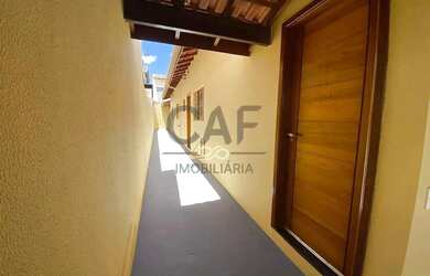 Imagem: A casa possui 2 Dormitórios, 2 Banheiros, 2 Vagas na garagem