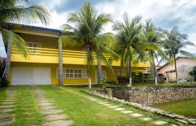 Imagem: A casa possui 4 Dormitórios, Acomodam 30 pessoas, 5 Vagas na