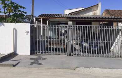 Imagem: A casa possui 3 Dormitórios, 2 Banheiros, 2 Vagas na garagem