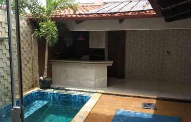 Imagem: A casa possui 3 Dormitórios, 3 Banheiros e 2 Vagas na garagem