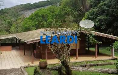 Imagem: A casa possui 4 Dormitórios, 3 Banheiros, 4 Vagas na garagem