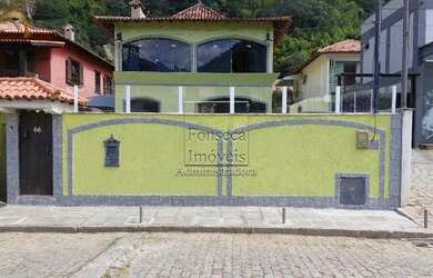 Imagem: A casa possui 4 Dormitórios, 1 Banheiro, 2 Vagas na garagem