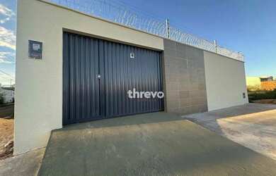 Imagem: A casa possui 3 Dormitórios, 2 Banheiros, 2 Vagas na garagem