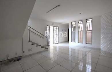 Imagem: O depósito possui 5 Vagas na garagem, 394m² de Área e está