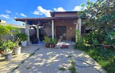 Imagem: A casa possui 3 Dormitórios, 3 Banheiros, 5 Vagas na garagem