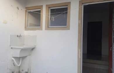 Imagem: A casa possui 1 Dormitório, 1 Banheiro e está localizado