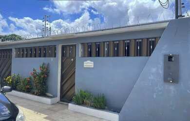 Imagem: A casa possui 3 Dormitórios, 3 Banheiros, 3 Vagas na garagem