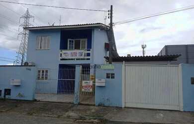 Imagem: A casa possui 3 Dormitórios, 1 Banheiro, 2 Vagas na garagem