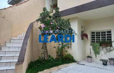 Imagem: A casa possui 4 Dormitórios, 4 Banheiros, 5 Vagas na garagem