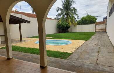 Imagem: A casa possui 2 Dormitórios, 2 Banheiros, 5 Vagas na garagem