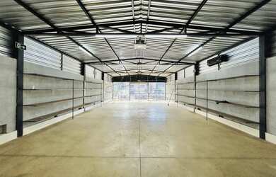 Imagem: O depósito possui 4 Vagas na garagem, 161m² de Área e está