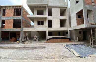 Imagem: A casa possui 3 Dormitórios, 4 Banheiros, 2 Vagas na garagem