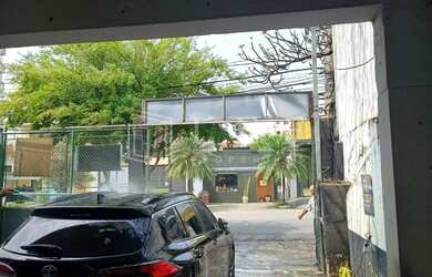 Imagem: O depósito possui 5 Vagas na garagem e 840m² de Área e está