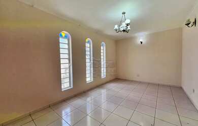 Imagem: A casa possui 4 Dormitórios, 4 Banheiros, 2 Vagas na garagem