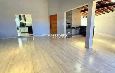 Imagem: A casa possui 3 Dormitórios, 2 Banheiros, 3 Vagas na garagem