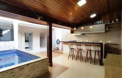 Imagem: A casa possui 3 Dormitórios, 3 Banheiros, 4 Vagas na garagem