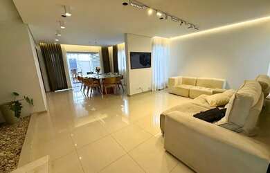 Imagem: A casa em condomínio à venda possui 3 Dormitórios, 5 Banheiros