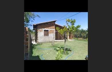 Imagem: A casa possui 2 Dormitórios, 1 Banheiro, 2 Vagas na garagem