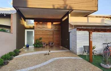 Imagem: A casa em condomínio possui 4 Dormitórios, 3 Banheiros, 4