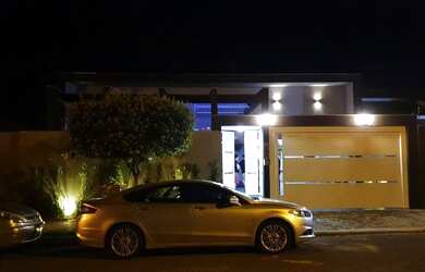 Imagem: A casa possui 3 Dormitórios, 4 Banheiros, 4 Vagas na garagem